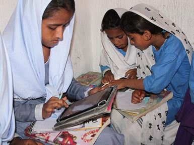 Crianças em idade escolar na província de Sindh, no Paquistão, aprendendo matemática e inglês através de aulas pré-carregadas em tablets. Foto: Salvin John/Parceiro da Tearfund