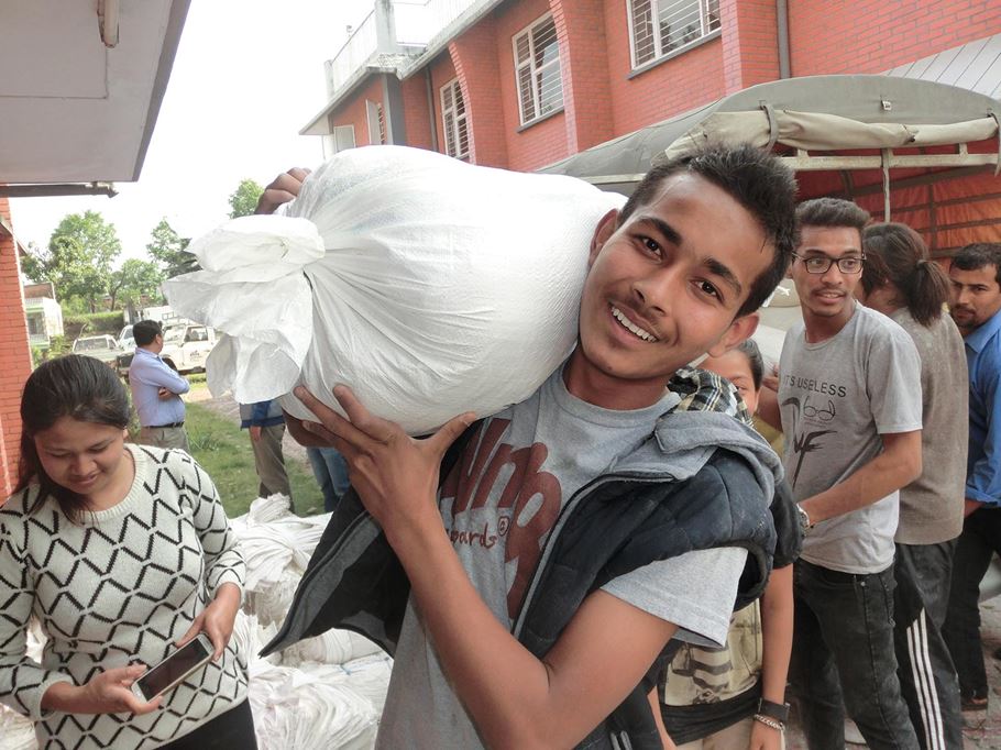 Au Népal, de nombreux jeunes ont participé à l’organisation de l’approvisionnement de personnes touchées par le séisme de 2015. Photo : International Nepal Fellowship