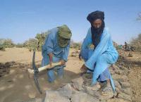 Les membres d’une tribu au Sahel entreprennent de protéger leur terre en construisant des murets. Photo: Jim Loring/Tearfund