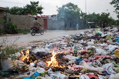 The fumes released from burning plastic waste are very harmful for people’s health. Photo: Hazel Thompson/Tearfund