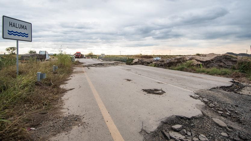 Estrada de asfalto em Haluma, Moçambique, parcialmente destruída pelo ciclone Idai