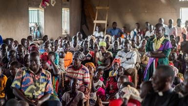 Membros da comunidade local reunidos em um culto especial da Igreja de Uganda no distrito de Kaberamaido, em Uganda