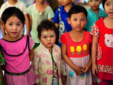 Un grupo de niños de un programa para preescolares en Myanmar. Los orfanatos pueden realizar la transición para proporcionar servicios comunitarios como este. Foto: Alice Keen/Tearfund