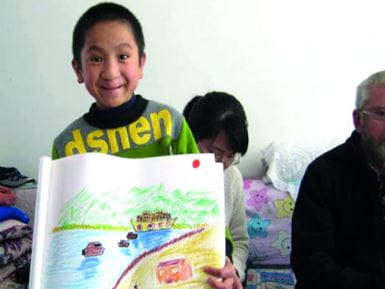 Xiao Long nasceu com lábio leporino e foi abandonado por seus pais biológicos. Porém, através do apoio da Care for Children, ele agora tem uma nova família de acolhimento, que o ama e incentiva. Foto: Care for Children