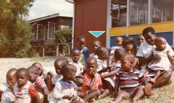Peter (indicado com uma seta) com algumas das outras crianças no centro de acolhimento infantil.