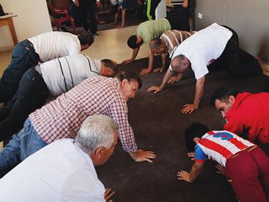 As aulas de ginástica estão ajudando homens refugiados a se sentirem saudáveis e ter esperança. Foto: Stella Chetham/Tearfund