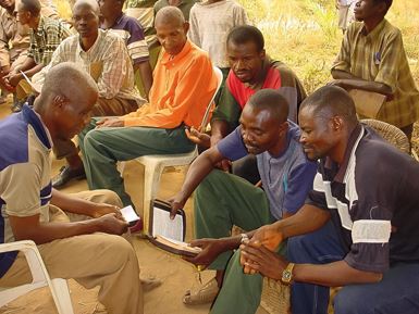 Les volontaires de Community Health Evangelism partagent des messages pratiques et spirituels avec leur communauté.