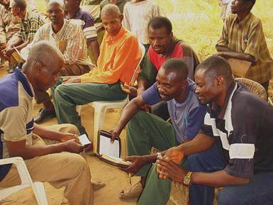 Les volontaires de Community Health Evangelism partagent des messages pratiques et spirituels avec leur communauté. Photo : Réseau CHE mondial