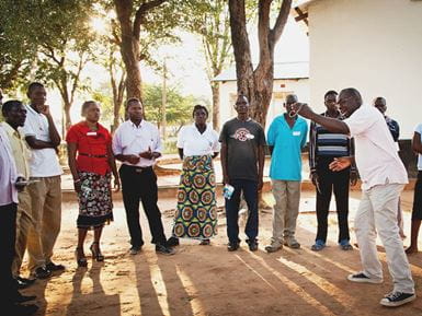Mathews, movilizador de la agrupación de Zambia, dirige un grupo de discusión. Foto: Elizabeth Wainwright