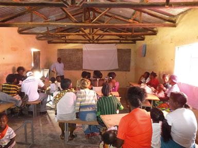 Pourriez-vous utiliser le bâtiment de votre église pour montrer à votre communauté des films sur les soins de santé ? Photo : Medical Aid Films