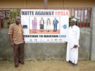 Os líderes religiosos muçulmanos e cristãos trabalharam juntos para combater o ebola. Foto: Layton Thompson /Tearfund