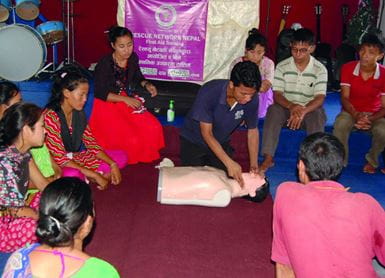 A Rescue Network Nepal treina voluntários de igrejas em primeiros socorros. Foto: Rescue Network Nepal