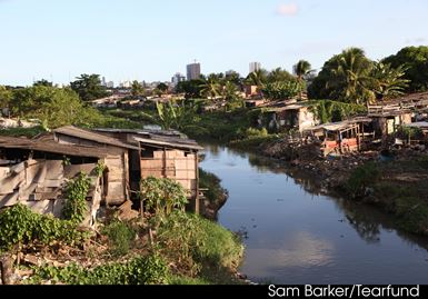 Uma favela nas margens de um rio no Brasil