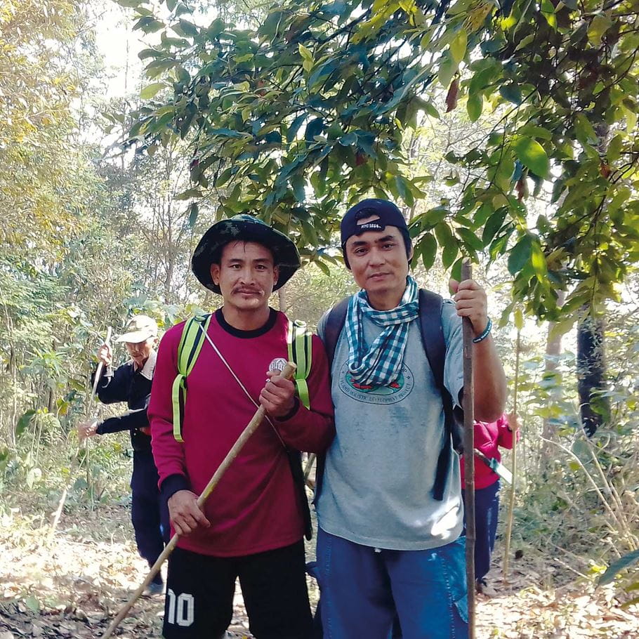 Bunsak, à direita, treina pessoas da localidade em manejo florestal comunitário. Foto: Aphi Amor/UHDP