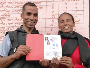 Bimala Kami y su esposo, Lalbir, fueron los primeros de su distrito en obtener un certificado de propiedad compartida de la tierra. Foto: United Mission to Nepal
