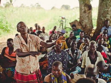 Uma mulher explica a importância de se proteger contra futuras invasões da terra comunitária de sua comunidade. Foto: Land Equity Movement of Uganda
