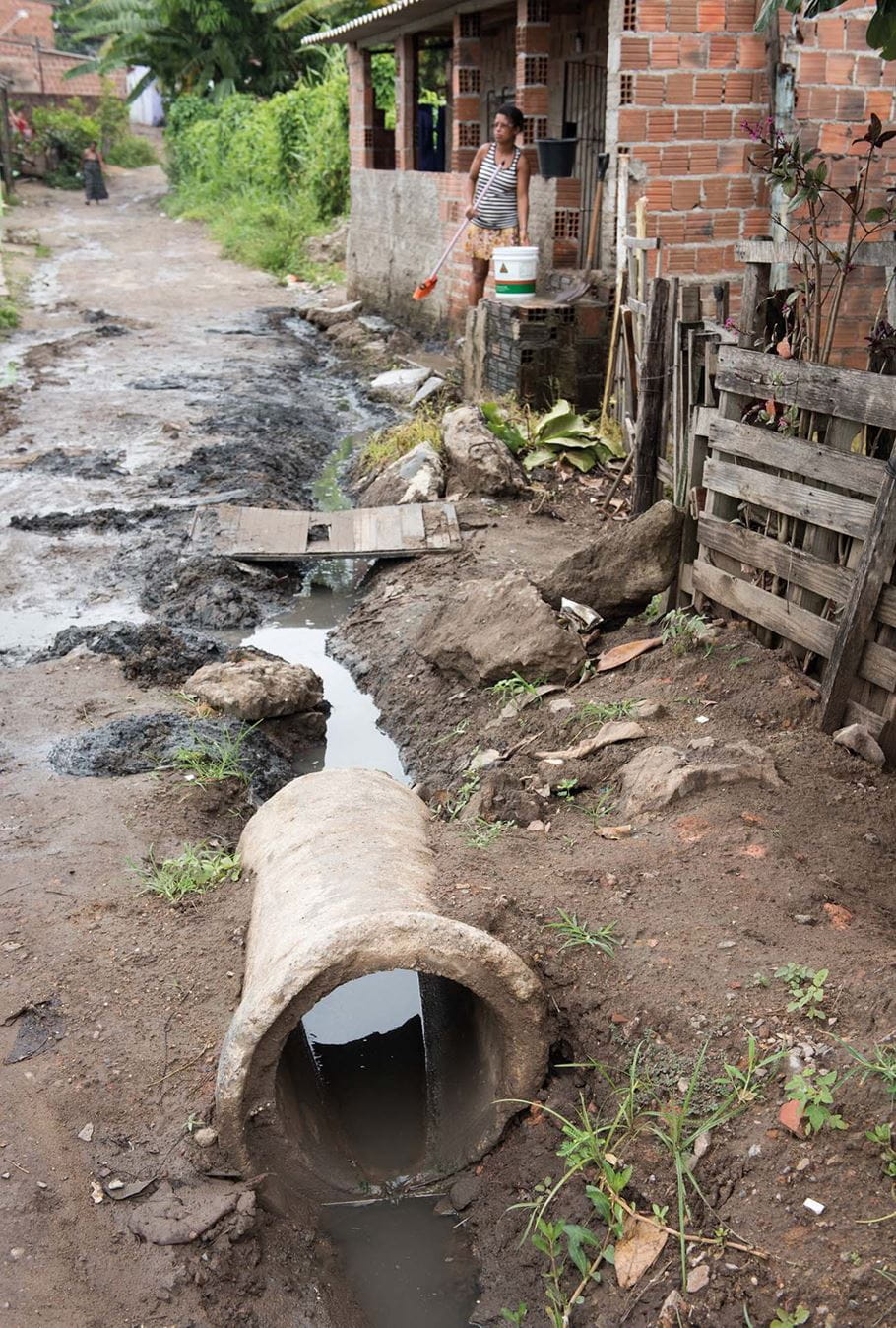 Los barrios marginales, como esta favela de Brasil, suelen carecer de servicios básicos, como saneamiento y alcantarillado. Foto: Eleanor Bentall/Tearfund