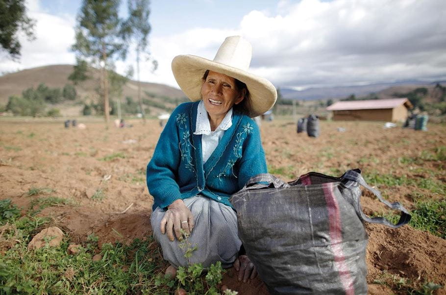 El acceso a la tierra y sus recursos es un aspecto central para los medios de vida de las personas. Foto: Layton Thompson/Tearfund