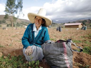 O acesso à terra e seus recursos é vital para o meio de vida das pessoas. Foto: Layton Thompson/Tearfund