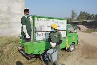 Los «guardianes ecológicos» recogen la basura de los hogares y la trasladan al centro de recuperación integral de recursos de Islamabad. Foto: Hamid Ullah/AHKMT