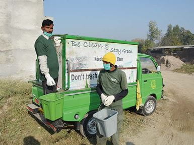 Des « gardiens de l’environnement » collectent les déchets ménagers et les transportent vers l’IRRC d’Islamabad. Photo : Hamid Ullah/AHKMT