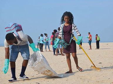 David Junior et son groupe de jeunes ont organisé le nettoyage d’une plage à Maputo, Mozambique. Photo : Anisio Macie/Anglican Youth