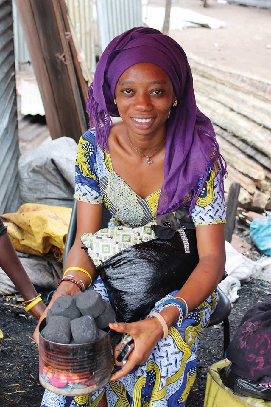 Uma mulher na Gâmbia preparando briquetes de carvão para o mercado. Foto: Mike Webster/WasteAid
