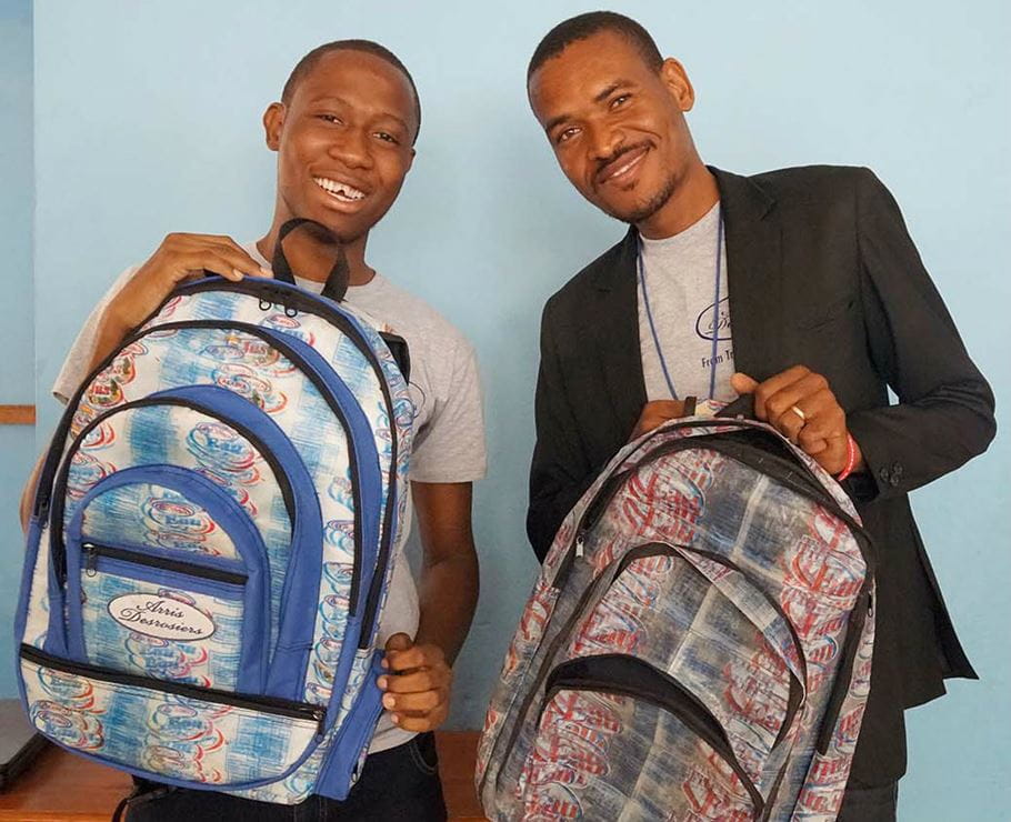 James Desrosiers y Obed Arris iniciaron un negocio fabricando productos hechos con bolsas de agua desechadas. Foto: Jack Wakefield/Tearfund