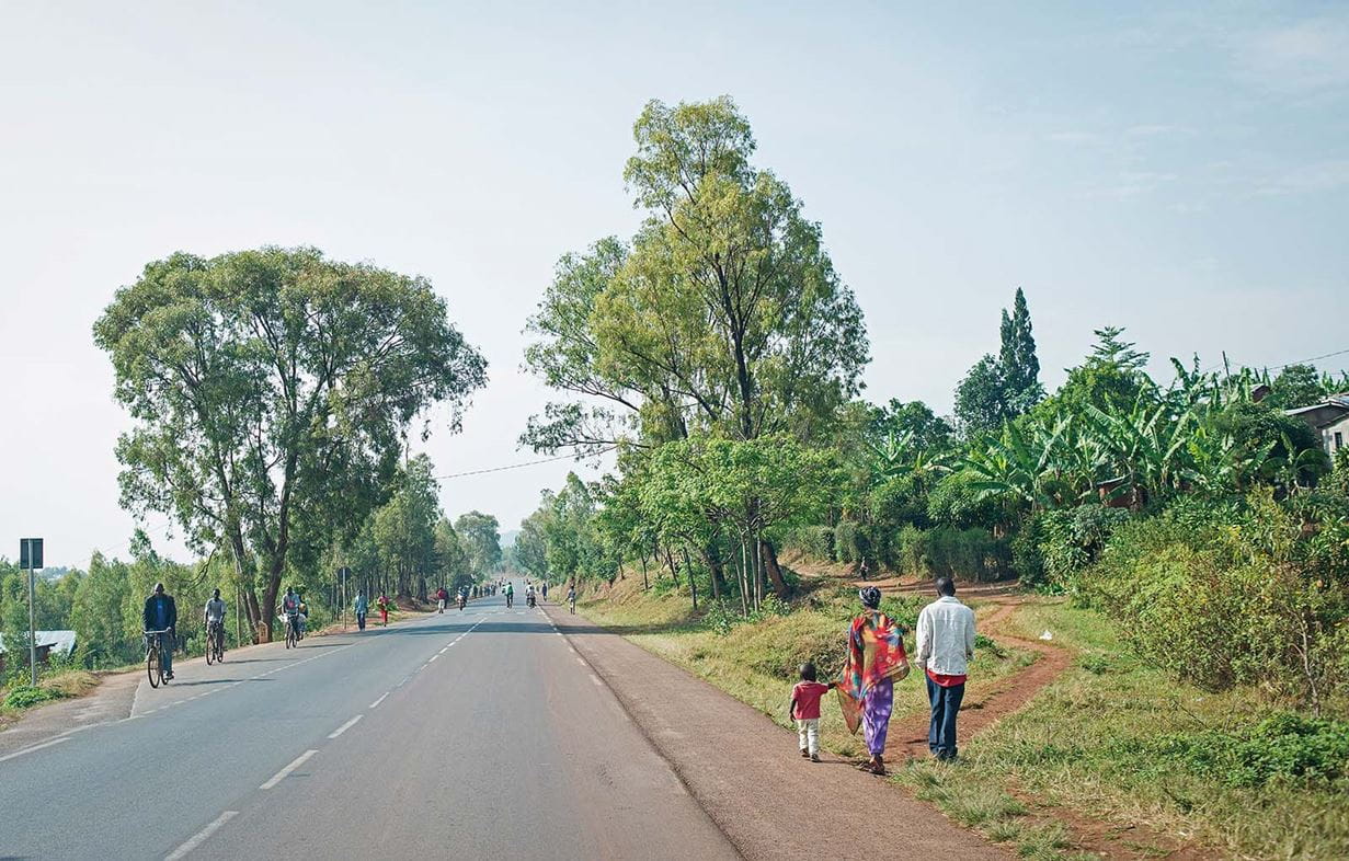 Camino de Kigali a Provincia Oriental, Ruanda. Kigali es hoy en día considerada por muchos la ciudad más limpia de África. Foto: Eleanor Bentall/Tearfund
