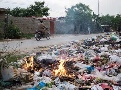 Les émanations provoquées par la combustion des déchets plastiques sont très nocives pour la santé. Photo : Hazel Thompson/Tearfund