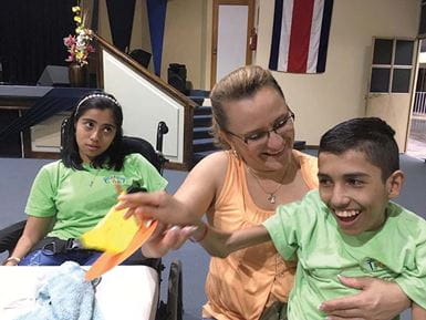 Las iglesias pueden proporcionar un apoyo fundamental a las familias que cuidan a seres queridos con una discapacidad grave. Foto: Brenda Darke
