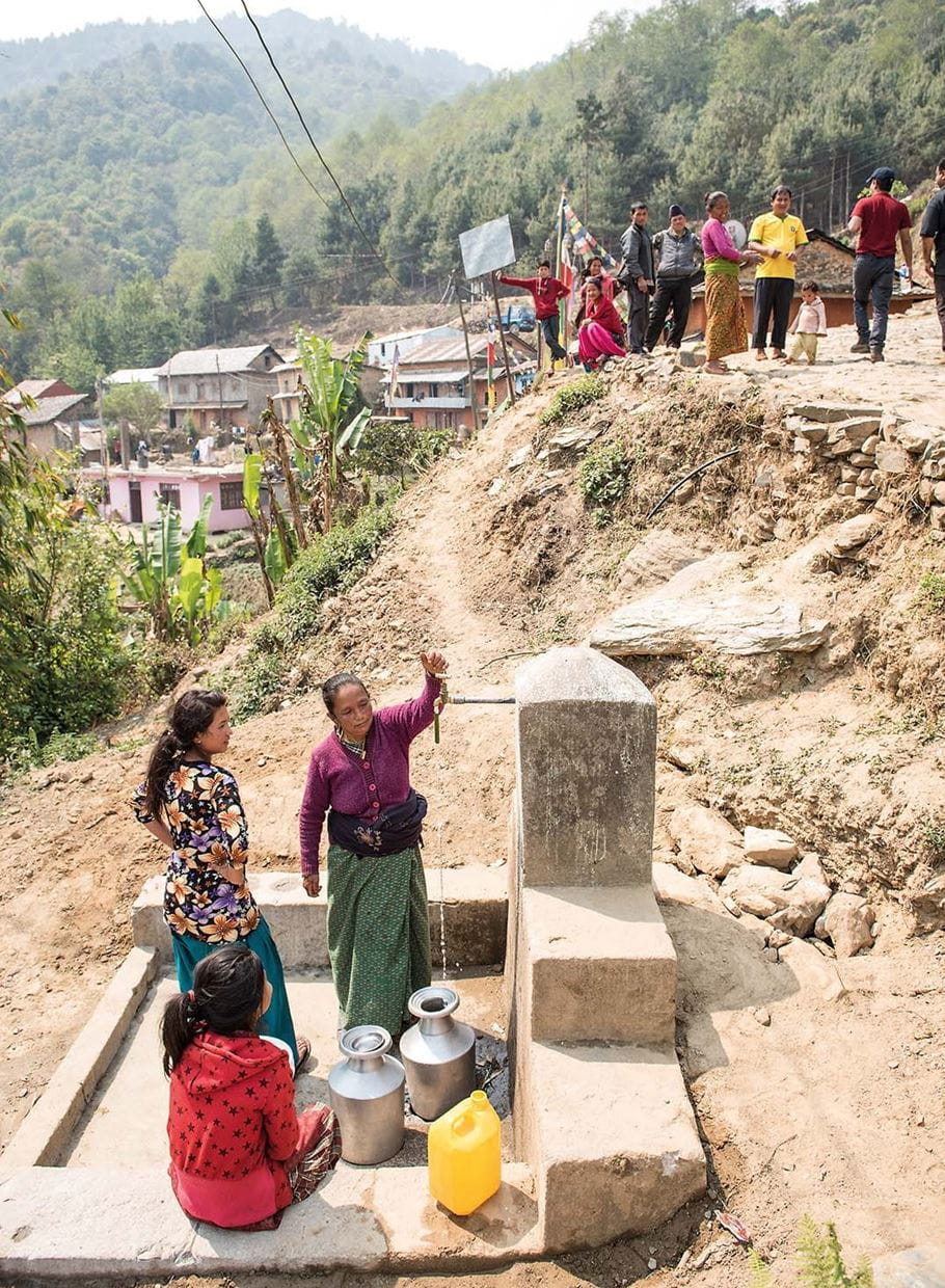 Il peut être difficile pour certaines personnes d’accéder aux points d’eau installés sur des pentes raides, comme celui-ci au Népal. Photo : Eleanor Bentall/Tearfund