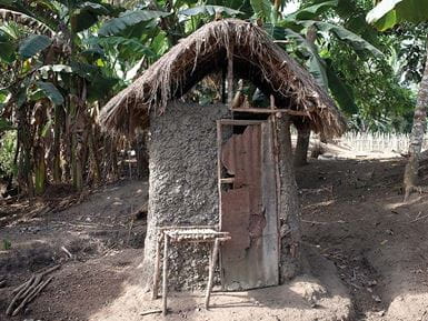 Des toilettes de petite taille avec une porte étroite peuvent être inaccessibles pour les personnes à mobilité réduite. Photo : Ralph Hodgson/Tearfund