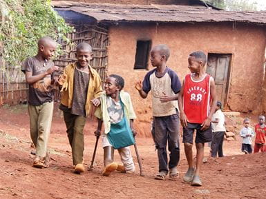 En Éthiopie, des enfants heureux d’être ensemble. Photo : Light for the World