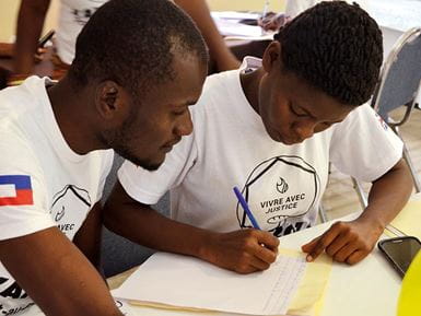 Dos jóvenes aprenden en Haití el significado de vivir de manera justa. Foto: Jack Wakefield / Tearfund