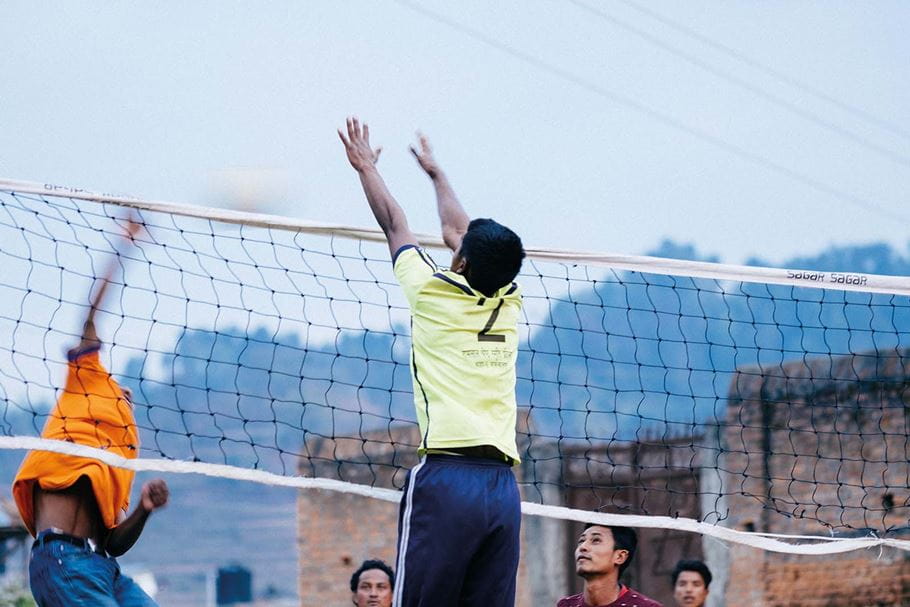 Au Népal, les jeunes ne manquent pas une occasion de jouer au volley. Photo : Andrew Philip/Tearfund