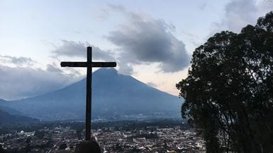 Image d’un crucifix sur le flanc d’une colline à Antigua au Guatemala comme un rappel que Jésus est vivant.