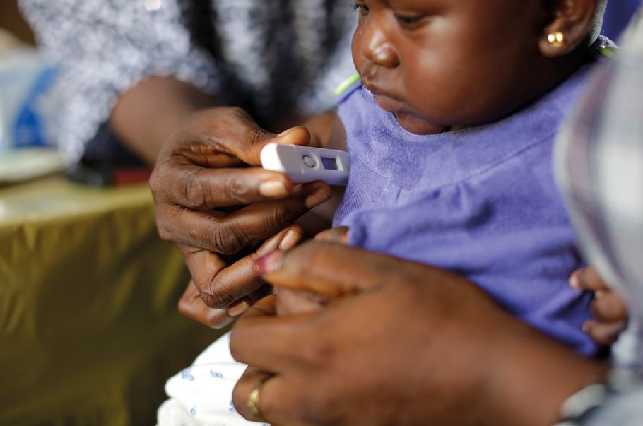 A temperatura de uma criança pequena sendo verificada na Serra Leoa
