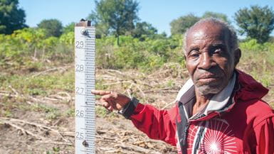 Au Mozambique, Chinguema indique sur une échelle graduée le niveau atteint par les eaux de crue lors du cyclone Idai.