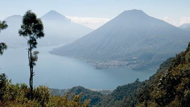 Vue du lac Atitlán au Guatemala entouré de montagnes.