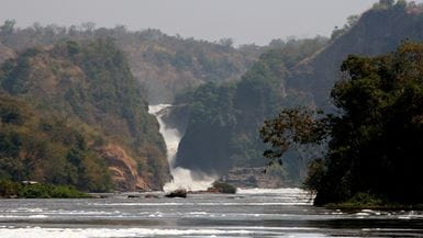 Cascadas Murchison: una catarata en el río Nilo Victoria de Uganda situada entre el lago Kyoga y el lago Alberto