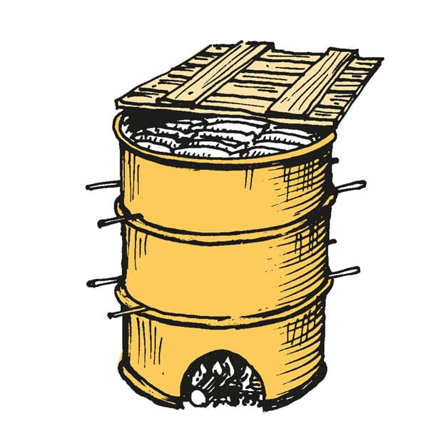 La ilustración muestra una caneca de aceite cortada en tres secciones con pescado dentro de cada sección, una tapa de madera y un fuego de leña en la parte inferior para crear humo.