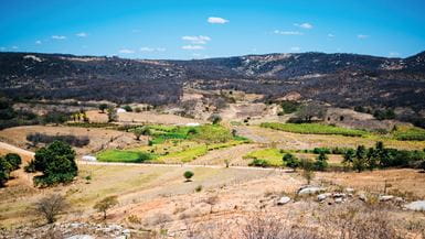 Vista panorâmica de um terreno montanhoso e seco no Brasil