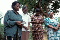 Des membres de la communauté prient pour ceux qui sont séropositifs ou touchés par le sida. - Photo: Richard Hanson/Tearfund