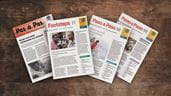 Versiones de la revista Paso a Paso en español, francés, inglés y portugués se exponen sobre un escritorio de madera
