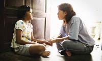 Uma conselheira ajuda uma criança traumatizada após um desastre natural. Marcus Perkins/Tearfund