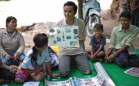 Compartiendo un mensaje anti-estigma en Camboya. Kieran Dodds/Tearfund