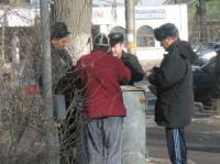 Homens reunidos numa rua do Quirguistão. Joanna Watson/Tearfund