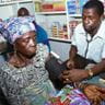 Fazer check-ups regularmente, como este em Serra Leoa, pode ajudar a detectar os primeiros sinais de doença. Jim Loring/Tearfund