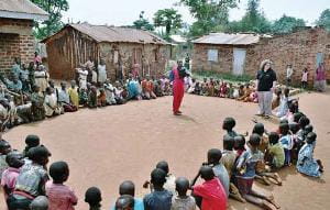 Uma oficina de teatro sobre o estigma perto de Jinja, Uganda. Act4Africa